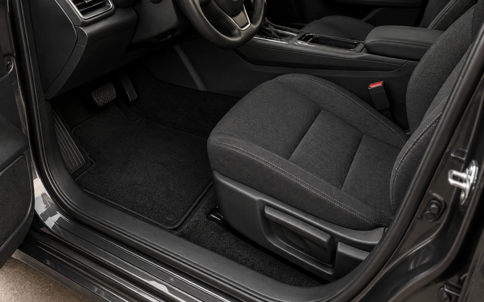Interior do carro depois da higienização, com os bancos e o tapete limpos