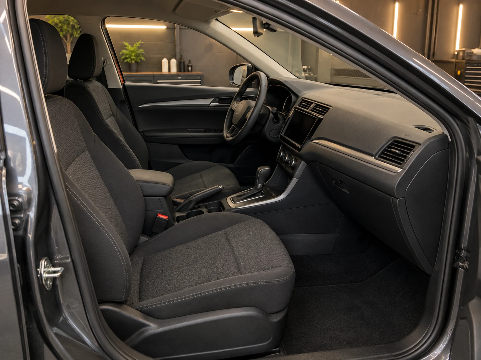Interior do carro com bancos e tapetes limpos depois da higienização